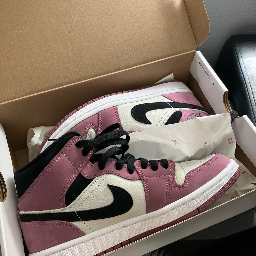 Women Nike Air Jordan 1 Berry Pink SE mid